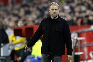 开云体育官网-世体：遭遇小意外，巴萨主帅弗里克训练场上摔倒导致手部受伤