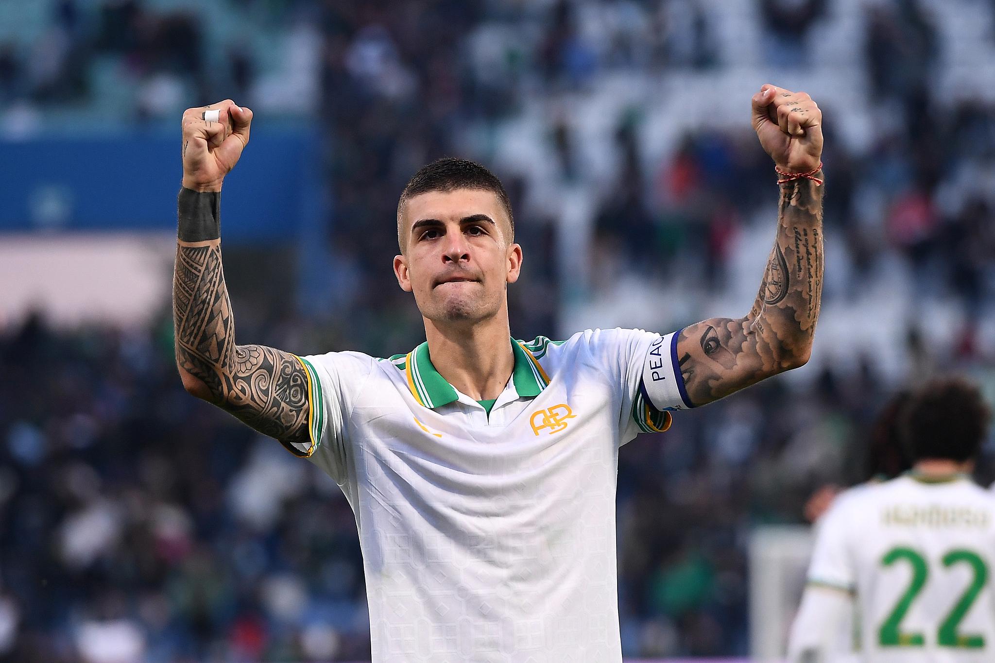 开云-都灵vs罗马，曼奇尼庆祝身披罗马战袍300次出场